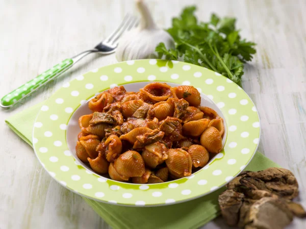 Pasta met tomaten en gedroogde cep paddestoel, selectieve focus — Stockfoto