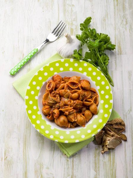 Pasta met tomaten en gedroogde cep paddestoel — Stockfoto