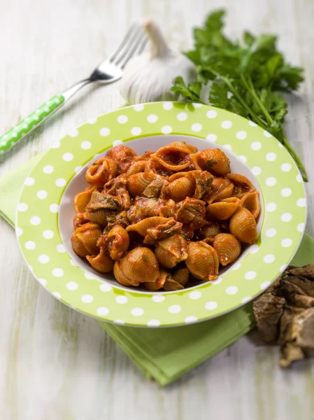 Pasta with tomatoes and dried cep mushroom, selective focus — Stock Photo, Image