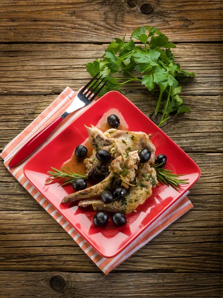 Roasted rabbit with herbs and black olives — Stock Photo, Image