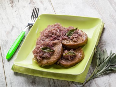 Seitan soğan ve adaçayı ile