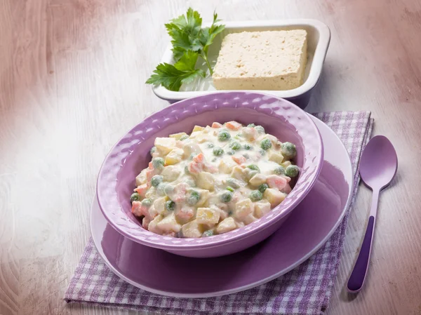 Russischer Salat mit Tofu-Käse — Stockfoto
