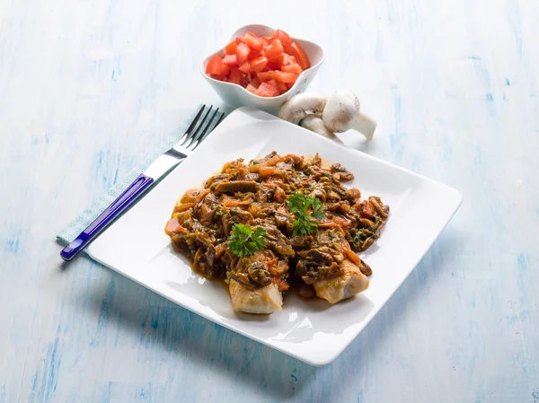 Peixe com cogumelos e tomates — Fotografia de Stock