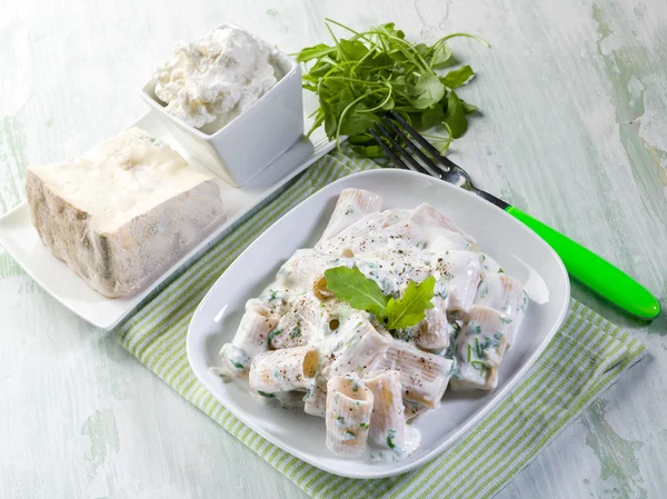 Massa com gorgonzola e arugula — Fotografia de Stock