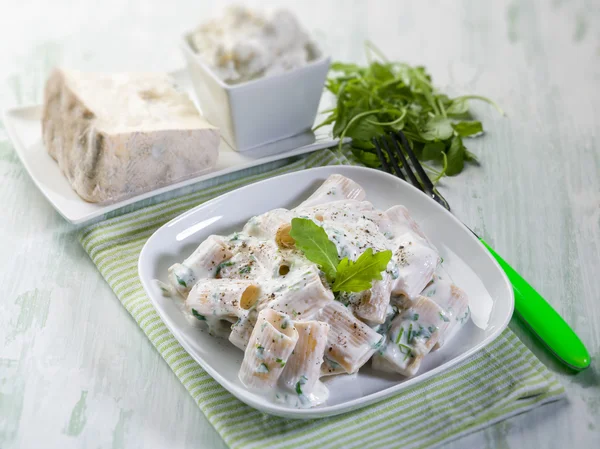 Pasta con gorgonzola e rucola, focus selettivo — Foto Stock