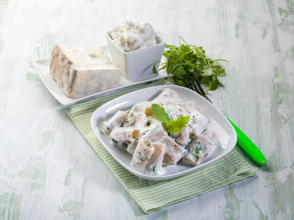 Pasta with gorgonzola and arugula — Stock Photo, Image