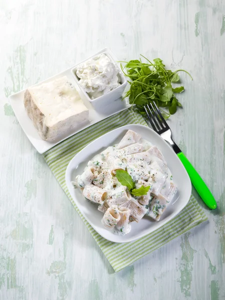 Těstoviny s gorgonzolou a rukolou — Stock fotografie