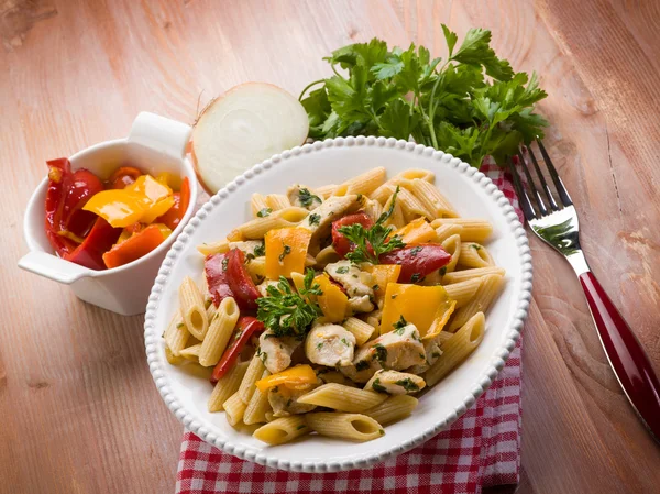 Pasta with chicken and capsicum — Stock Photo, Image