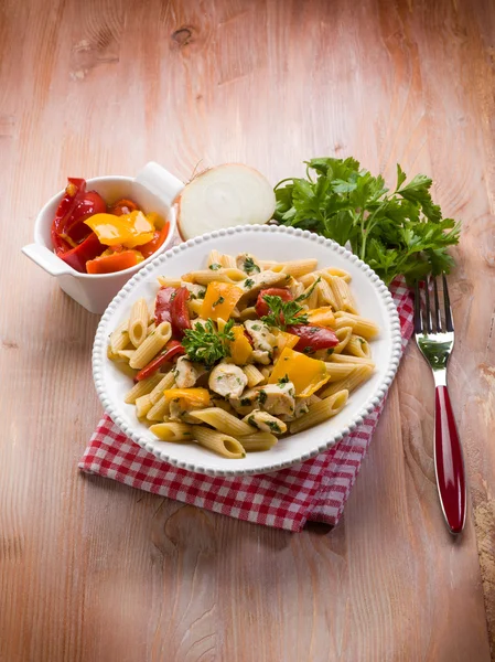 Pasta with chicken and capsicum — Stock Photo, Image