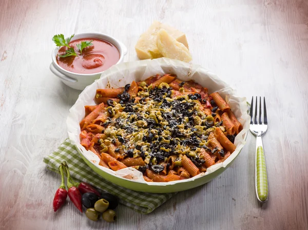 Pasta con olive pomodoro e formaggio — Foto Stock