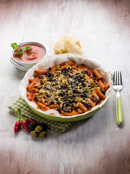 Macarrão com azeitonas de tomate e queijo, foco seletivo — Fotografia de Stock