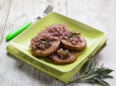 Seitan soğan ve adaçayı, seçici odak