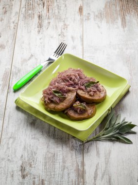 Seitan soğan ve adaçayı ile