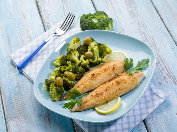 Breaded fish with broccoli and olives — Stock Photo, Image