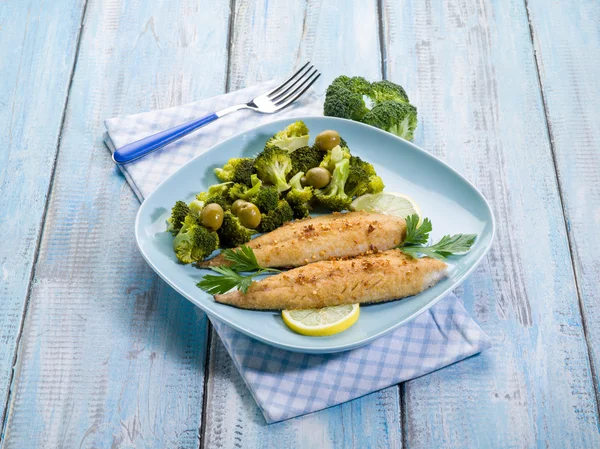 Breaded fish with broccoli and olives — Stock Photo, Image