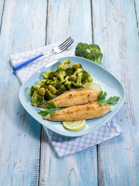Breaded fish with broccoli and olives — Stock Photo, Image