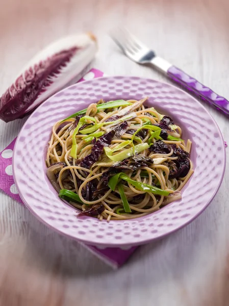 Spaghetti mit Chicorée und Lauch, selektiver Fokus — Stockfoto