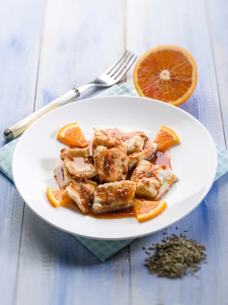 Bacalao salado con jugo de naranja y semillas de hinojo, enfoque selectivo — Foto de Stock
