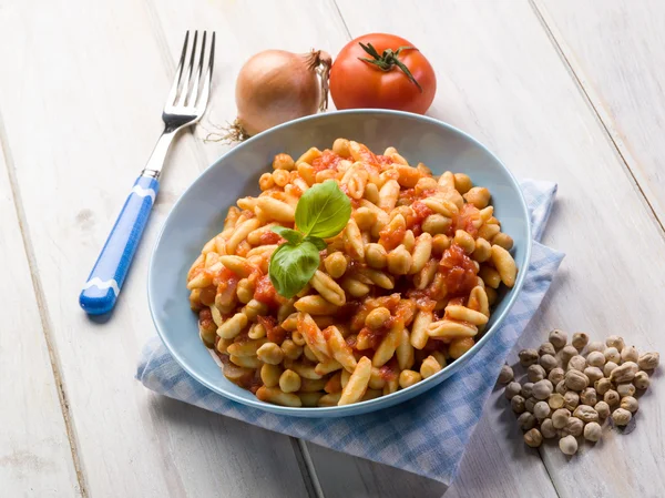 Pasta Cavatelli mit Kichererbsen und Tomaten — Stockfoto