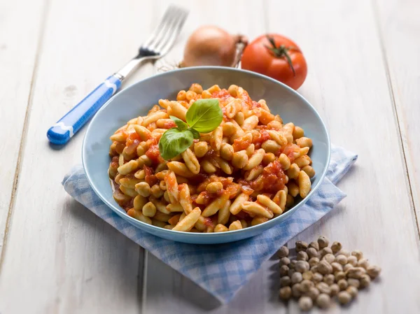 Cavatelli di pasta con ceci e pomodori, focus selettivo — Foto Stock