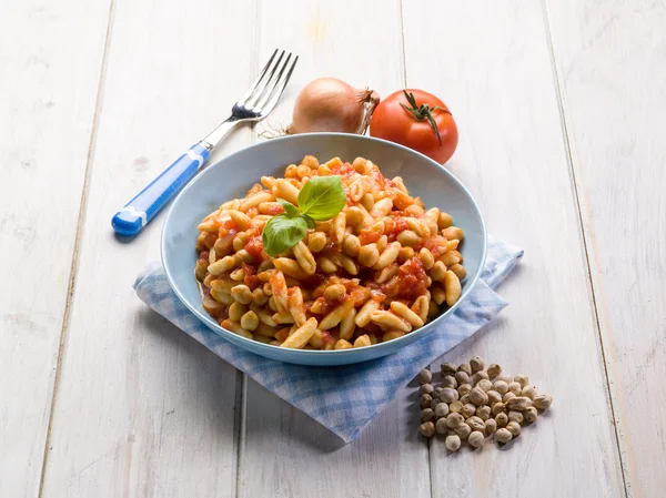 Macarrão cavatelli com grão de bico e tomate — Fotografia de Stock