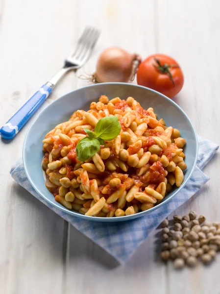 Makaron cavatelli z ciecierzycy i pomidory, selektywne focus — Zdjęcie stockowe