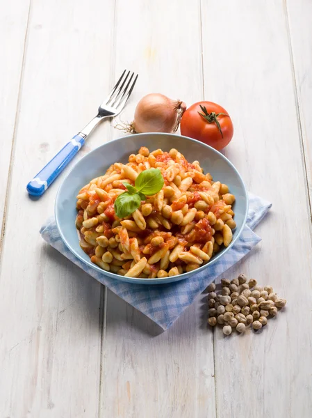 Macarrão cavatelli com grão de bico e tomate — Fotografia de Stock