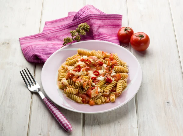 Fusilli with mozzarella tomatoes and hot chili pepper — Stock Photo, Image