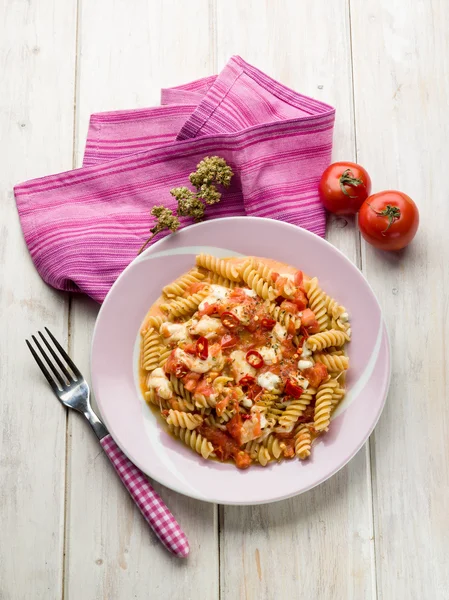 Fusilli with mozzarella tomatoes and hot chili pepper — Stock Photo, Image