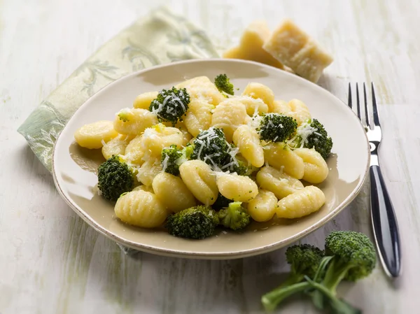 Gnocchi brokoli, seçici odak ile — Stok fotoğraf