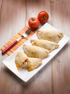 panzerotti domates ve mozzarella ile