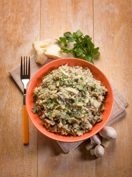 Gerstenrisotto mit Pilzen — Stockfoto