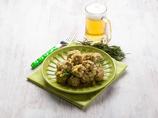 Meatballs with onions and beer — Stock Photo, Image