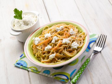 Spagetti ricotta ve havuç ile