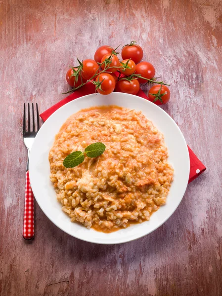 Risotto met tomaten saus en mozzarella — Stockfoto