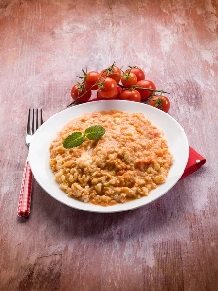 Risotto con salsa di pomodori e mozzarella — Foto Stock