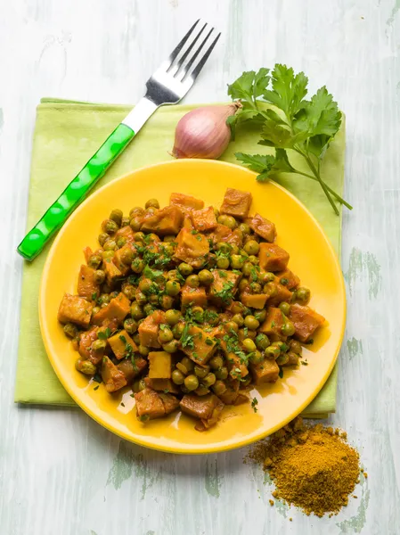 Seitan pörkölt, a borsó és a curry, vegetáriánus ételek igényelhetők — Stock Fotó