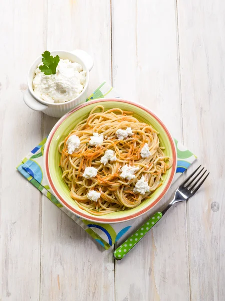 Spaghetti wtih ricotta and carrots — Stock Photo, Image