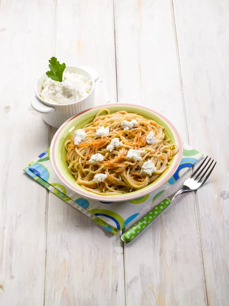Spaghetti wtih ricotta and carrots — Stock Photo, Image