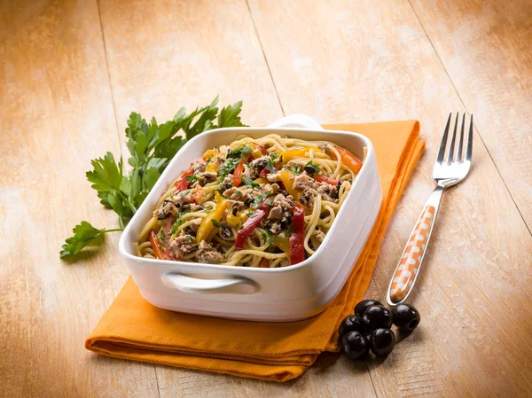 Спагетті з тунцем каперси оливки та перець — стокове фото