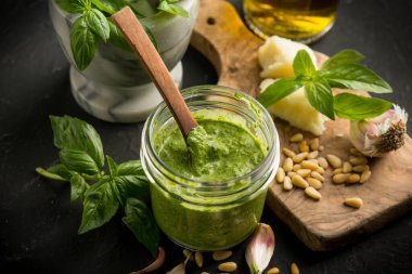 Siyah arkaplanlı geleneksel İtalyan pesto.