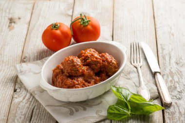 Köfte ve domates soslu kase.