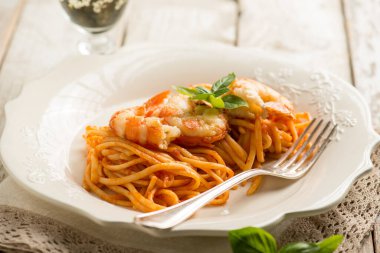 Dev karidesli linguine ve fesleğenli domates sosu