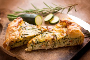 Ev yapımı kiş, karides kabağı ve mozzarella.