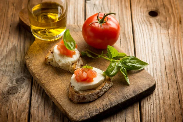 Caprese Bruschetta Mozzarella Tomate Und Basilikum — Stockfoto