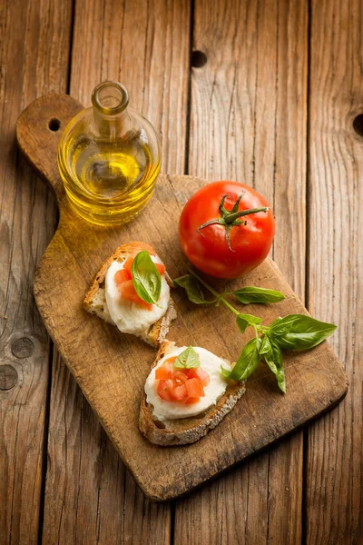 Caprese Bruschetta Mozzarella Tomate Und Basilikum — Stockfoto