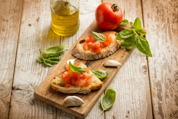 Bruschetta Knoblauch Tomaten Basilikum Und Olivenöl — Stockfoto