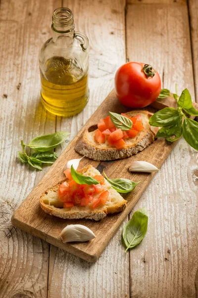 Bruschetta Knoblauch Tomaten Basilikum Und Olivenöl — Stockfoto