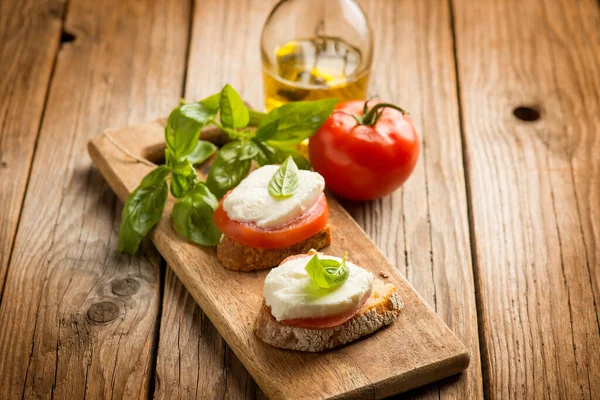 Bruschetta Con Mozzarella Pomodoro Basilico Olio Oliva — Foto Stock