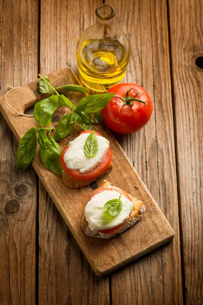 Bruschetta Con Mozzarella Pomodoro Basilico Olio Oliva — Foto Stock